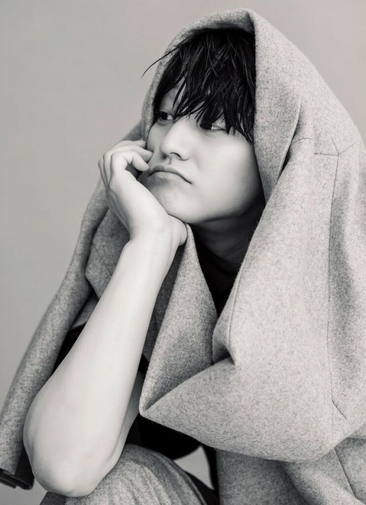 AYU 6 Times Kim Bum Slayed the Black and White Aesthetic on Instagram 1